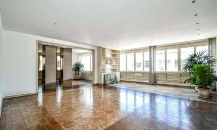 COBERTURA DUPLEX NA QUADRA DA PRAIA. SALÕES!5 QTOS E 2 VAGAS. VARANDÃO! 480 m2!