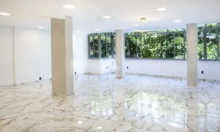 SALÃO, 3 QUARTOS COM 2 SUÍTES. 4 BANHEIROS AO TOTAL, VISTA LATERAL MAR 165M²
