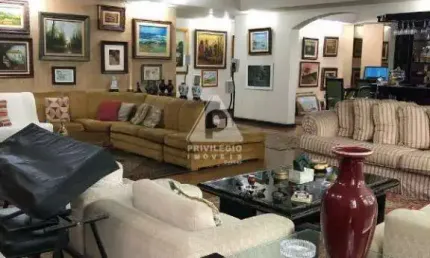 Magnífico apartamento com aproximadamente 300m², na quadra da praia
