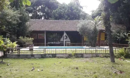 Excelente casa em amplo terreno na ilha primeira, ótimo estado, salão amplo com girau, varandão, 3 quartos + quarto de hóspede