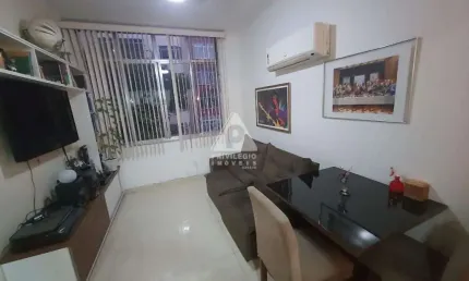 Maravilhoso dois quartos com dependência todo reformado à venda no coração de copacabana!