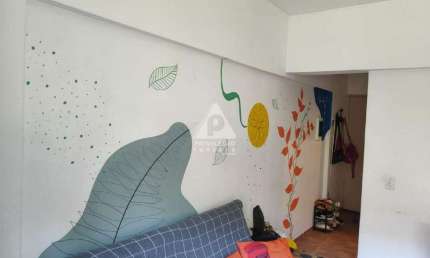 Lindo Quarto e Sala com Dependências Completas na Glória!!