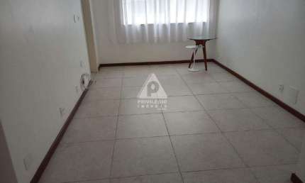 SALA 2 QUARTOS EM RUA TRANSVERSAL COM VAGA EM COPACABANA
