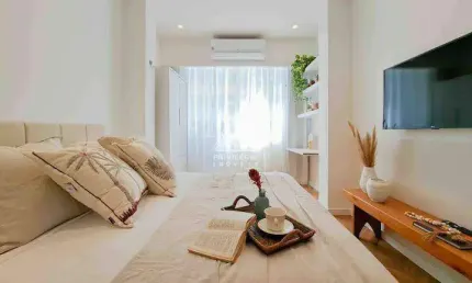Conjugado todo reformado e mobiliado com vista lateral da praia.