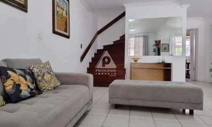 Casa duplex no Anil, 03 quartos com churrasqueira e piscina. 2 vagas na garagem