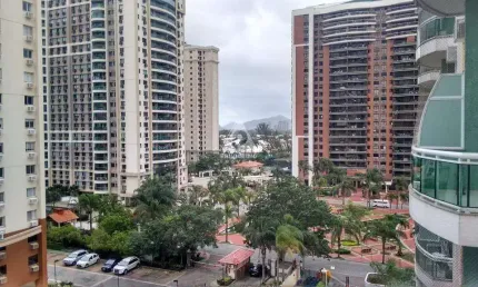 Apartamento duplex com 93m2 na barra da tijuca, 2 suítes, salão, lavabo, cozinha e varanda com vista mar, vaga escriturada, infraestrutura total.