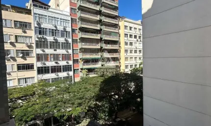 Maravilhoso dois quartos com vaga escriturada, em localização privilegiada em copacabana!