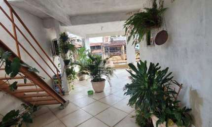 Vende Casa com 3 andares de construção Total ± 300m² construídos.