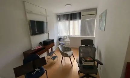 Sala comercial refromanda com dois banheiros sociais com ármarios e 1 vaga na escritura
