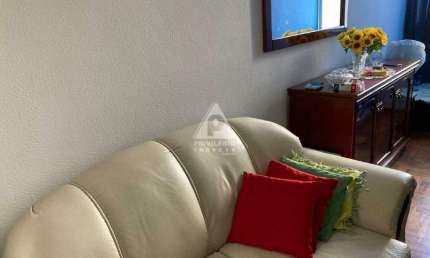 Em Botafogo: excelente quarto e sala, com sala ampla e quarto grande.