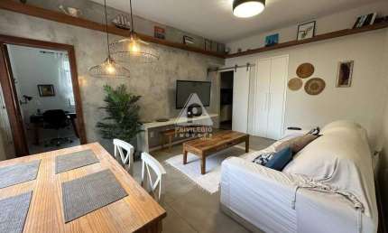Apartamento reformado com 3 quartos sendo 1 suíte no Humaitá