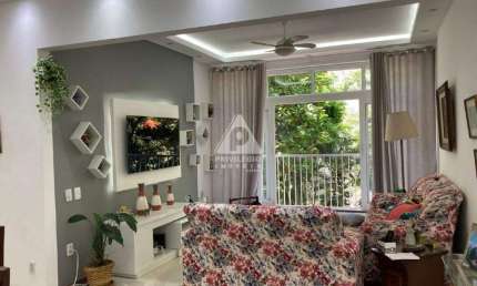 Apartamento de 3 quartos, sendo um suíte. Está todo reformado e fica em rua arborizada com vista para a praça também arborizada.