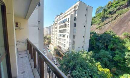 Flat à Venda – 1 Quarto, Mobiliado e com Vista para a Montanha!