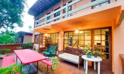 Conforto e natureza – casa com 2 suítes e 3 vagas em condomínio fechado