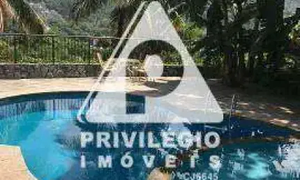 Ampla casa à venda na rua caio mário – 6 quartos, piscina e espaço de lazer