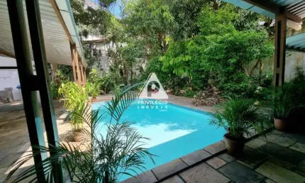 Casa charmosa à venda na gávea – 2 quartos, piscina e jardim