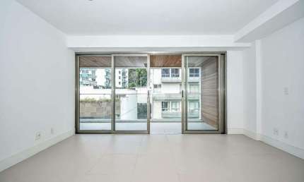 Maravilhosa Cobertura Duplex, novíssima, 3 quartos, sendo 1 suíte, piscina, 2 vagas na garagem no bairro mais chic e charmoso do Rio: Leblon!