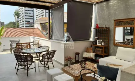 Casa triplex reformada 5 quartos com espaço gourmet e jardim em botafogo – 300m²