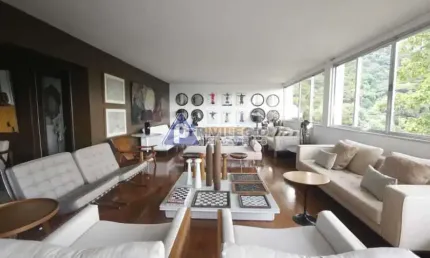 Espetacular casa, em santa tereza, com 4 pavimentos em centro de terreno!