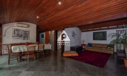 Casa de rua no Cosme Velho com 7 quartos, piscina e vaga