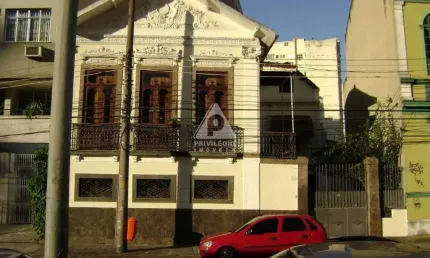 Casa de rua com 4 quartos, 1 súite, 3 banheiros com 4 vagas e área externa a venda em laranjeiras.