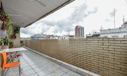 Cobertura no Flamengo de 89m² com dois quartos, sala e cozinha integradas. Vista livre e sol da manhã