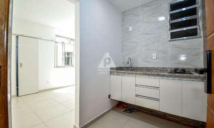 Conjugado reformado de 22m² no Catete - Rio de Janeiro