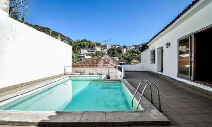 Casa 4 quartos, 1 suite, 2 banheiros, piscina, salão de festas, 6 vagas Santa Teresa.