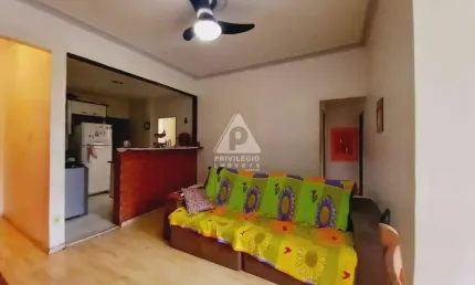 Apartamento de 84m² no Bairro de Fátima/RJ de dois quartos amplos, claros e arejados, sendo um dos quartos suíte.
