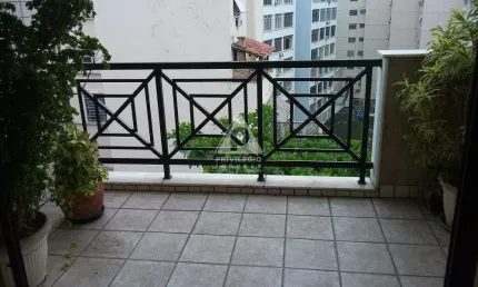 Flat, na quadríssima da praia do flamengo; varanda, 2 dormitórios, 1 vaga