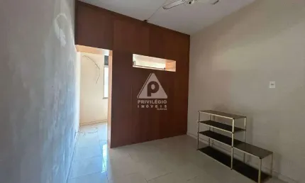 Conjugado reformado na gloria, dividido em dois ambientes, prédio familiar