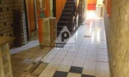 Loja com salas no centro do Rio de Janeiro, próxima ao comércio local, estação de metrô e VLT.