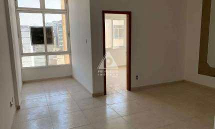 Privilégio vende: Excelente apartamento Reformado em prédio com portaria 24h e circuito de TV, Frente e alto com vista livre