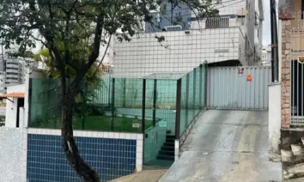 Aluga-se excelente apartamento de 03 quartos no Santo Antônio
