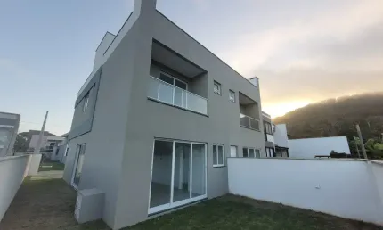 Sobrado geminado averbado com 1 suíte mais 2 quartos à venda na Praia de Ubatuba em São Francisco do Sul
