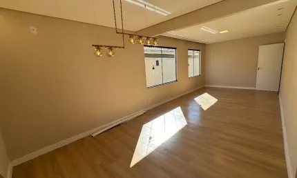 Casa plana com 1 suíte mais 2 quartos à venda no bairro Floresta