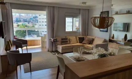 Apartamento pronto e mobiliado de 72 m² com 2 dormitórios, 2 vagas e depósito.