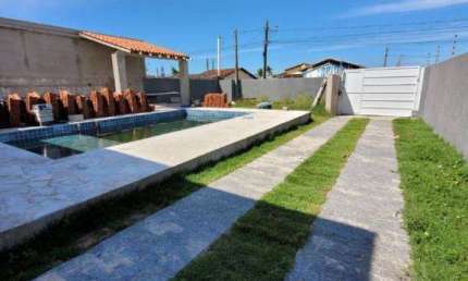 Linda casa térrea em fase de acabamento com piscina em Itanhaém .
