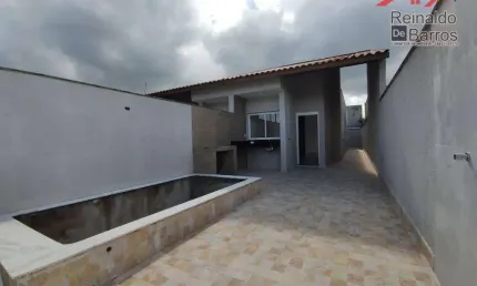 Linda casa com piscina , 02 dormitórios em Itanhaém .