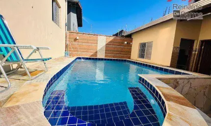 Linda casa na Praia dos Sonhos com piscina e churrasqueira .