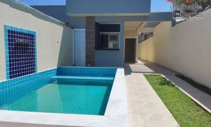 Linda casa com 3 dormitórios, a poucos metros do mar