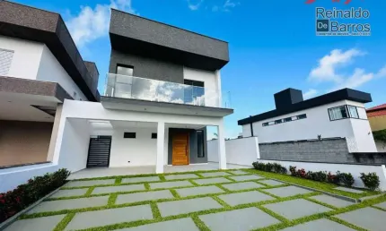 Sobrado em condomínio de alto padrão, 3 quartos, 2 suítes, área de lazer com espaço gourmet e piscina.