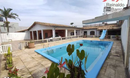 Casa com 566 m² terreno a 300 metros da praia no bairro Savoy em Itanhaém .