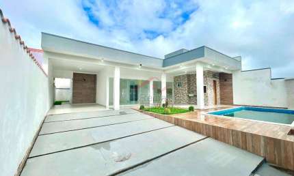 Linda Casa com 3 quartos lote inteiro à 100 metros do Mar