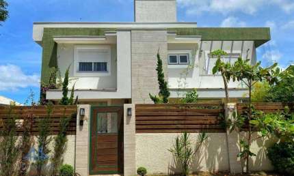 LINDA CASA A VENDA NA LAGOA DA CONCEIÇÃO, com terreno de 900m² e casa 260m² em rua tranquila.