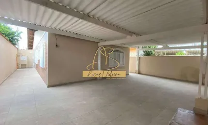 Casa com 3 dormitórios, sendo 1 suíte, 4 vagas de garagem na aviação em praia grande.