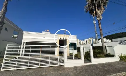 Casa com 3 quartos para alugar na Rua das Cacaueiros, 125, Pedra Branca, Palhoça
