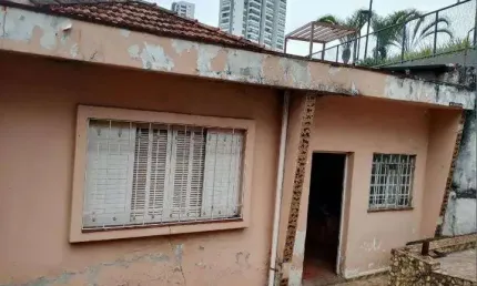 Vendo imóvel com 3 casas antigas ao lado de prédios de alto padrão