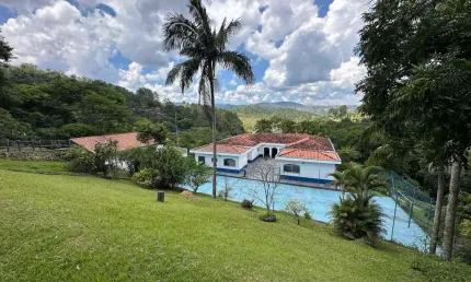 Chácara em atibaia 7400mil m² estilo colonial em loteamento, 10 minutos da fernão dias