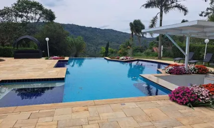 Incrível casa de campo, com 700 metros de área construída, sauna, spa e bar molhado